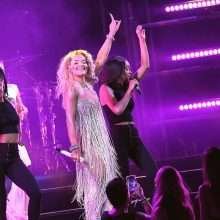 Rita Ora sexy en concert en Sardaigne