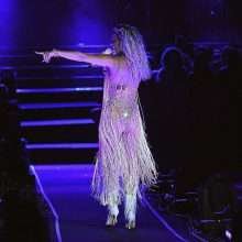 Rita Ora sexy en concert en Sardaigne