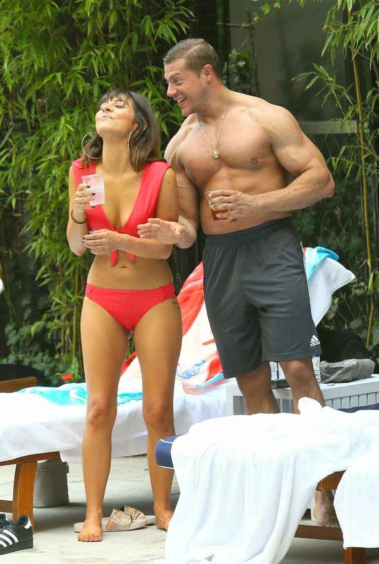 Roxanne Pallett en bikini à New-York