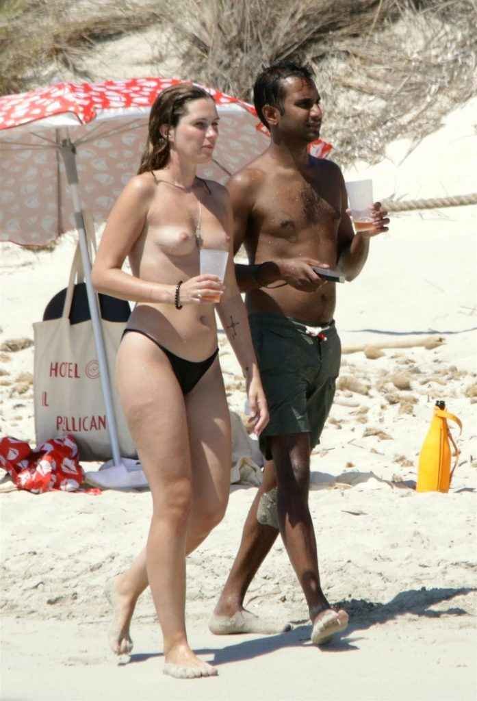 Serena Skov Campbell seins nus à Formentera