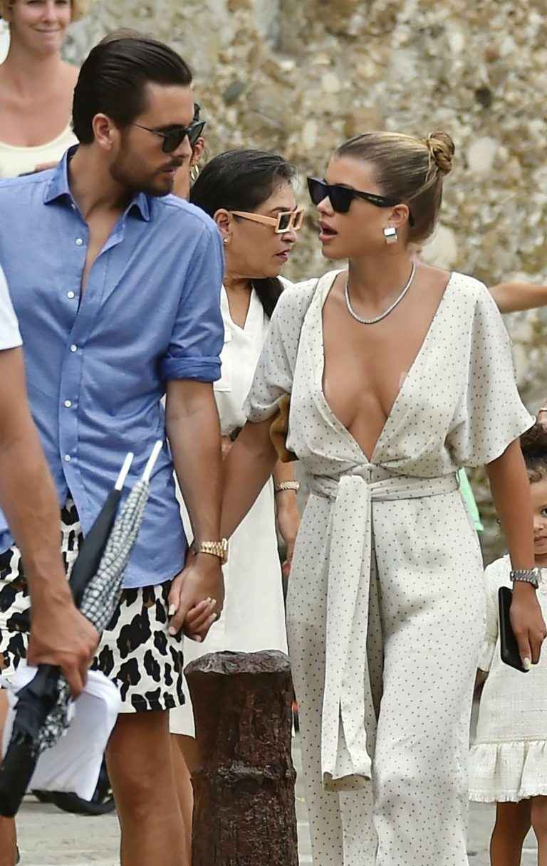 Sofia Richie exhibe son décolleté en Italie