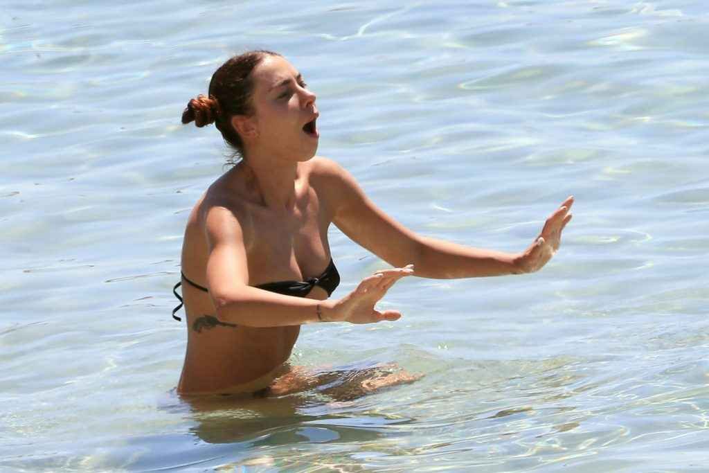 Valentina Fradegrada seins nus et les fesses à l'air