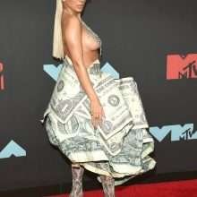 Veronica Vega montre ses seins aux MTV VMA
