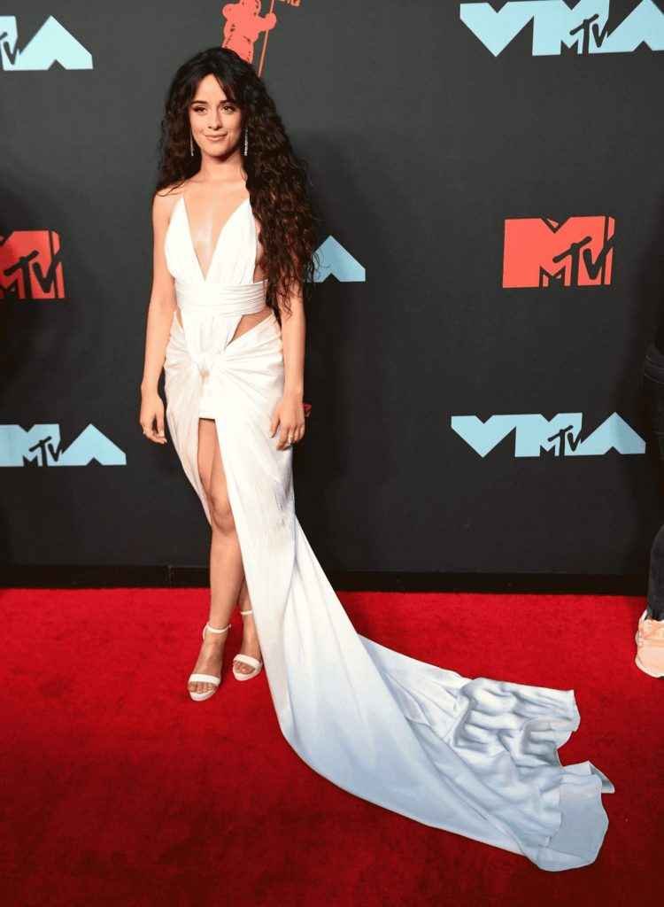Oups, Camila Cabello ehibe un sein nu aux MTV VMA