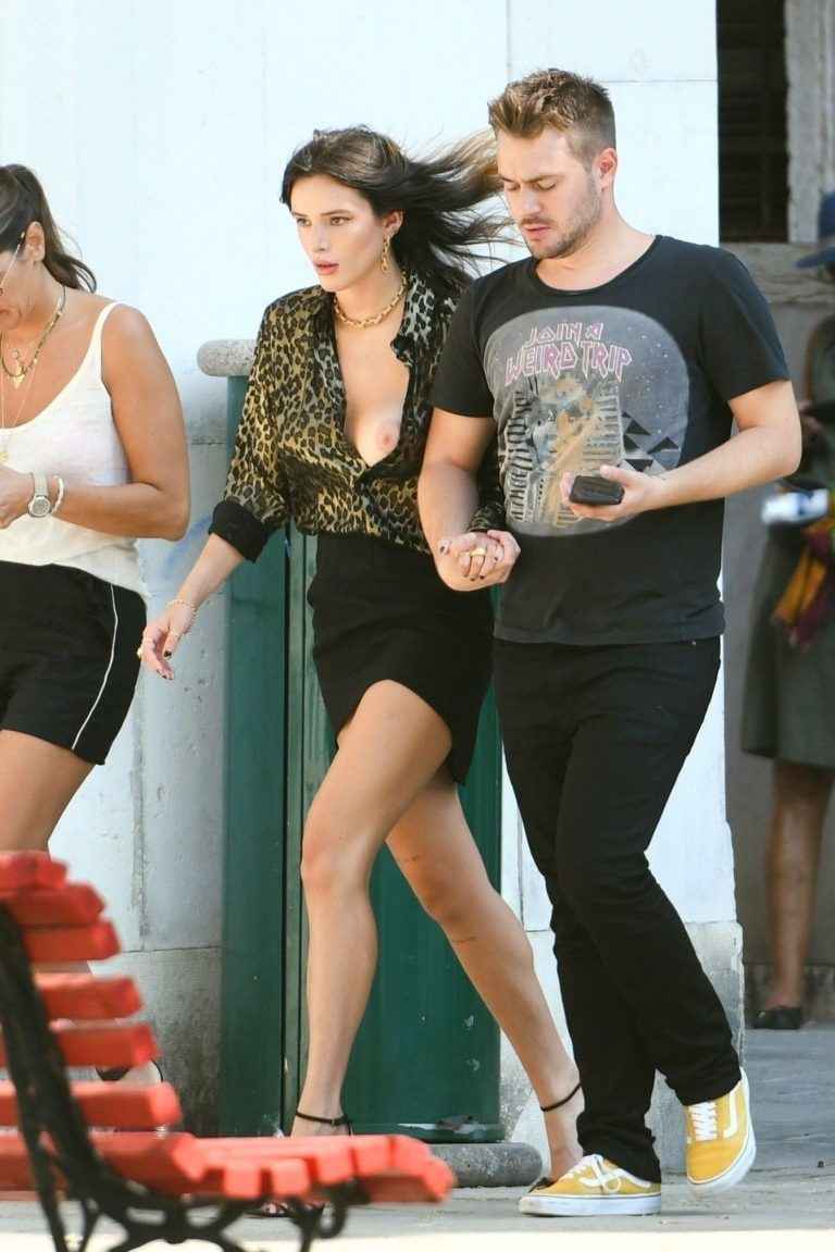 Oups ! Bella Thorne exhibe un sein nu à Venise