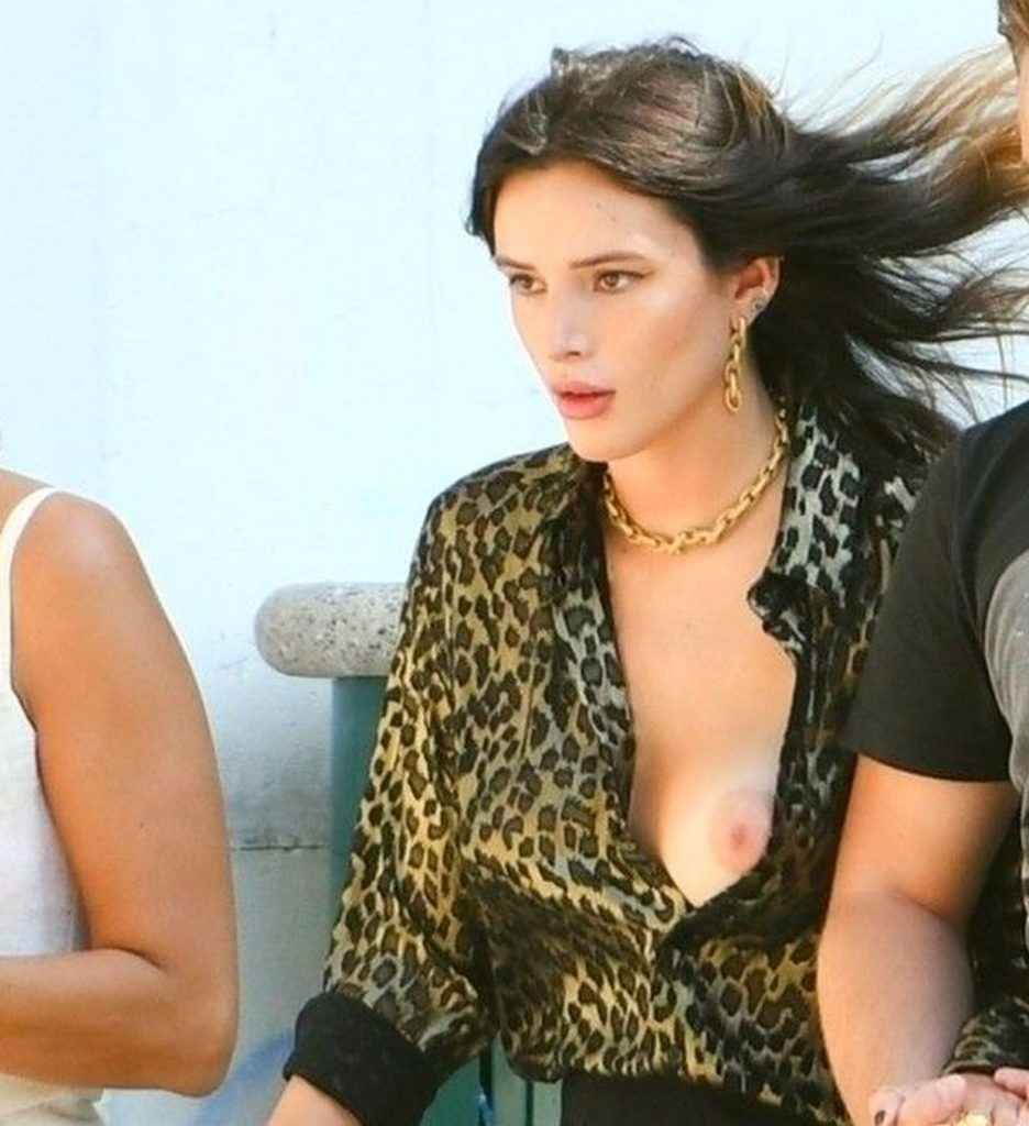 Oups ! Bella Thorne exhibe un sein nu à Venise