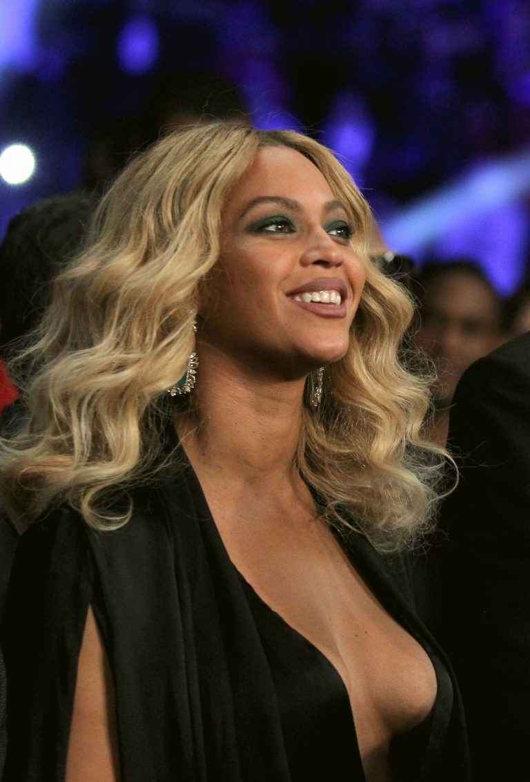 Beyonce exhibe un large décolleté à Las Vegas