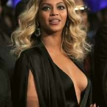 Beyonce exhibe un large décolleté à Las Vegas