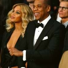 Beyonce exhibe un large décolleté à Las Vegas