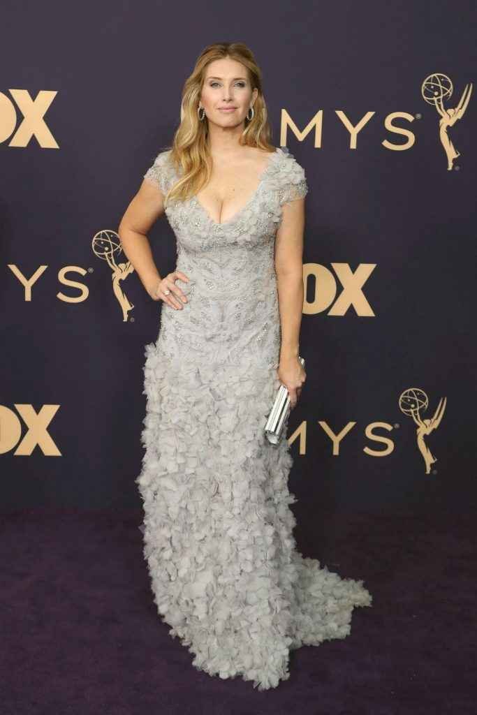 Bianca de la Garza exhibe son décolleté aux Emmy Awards