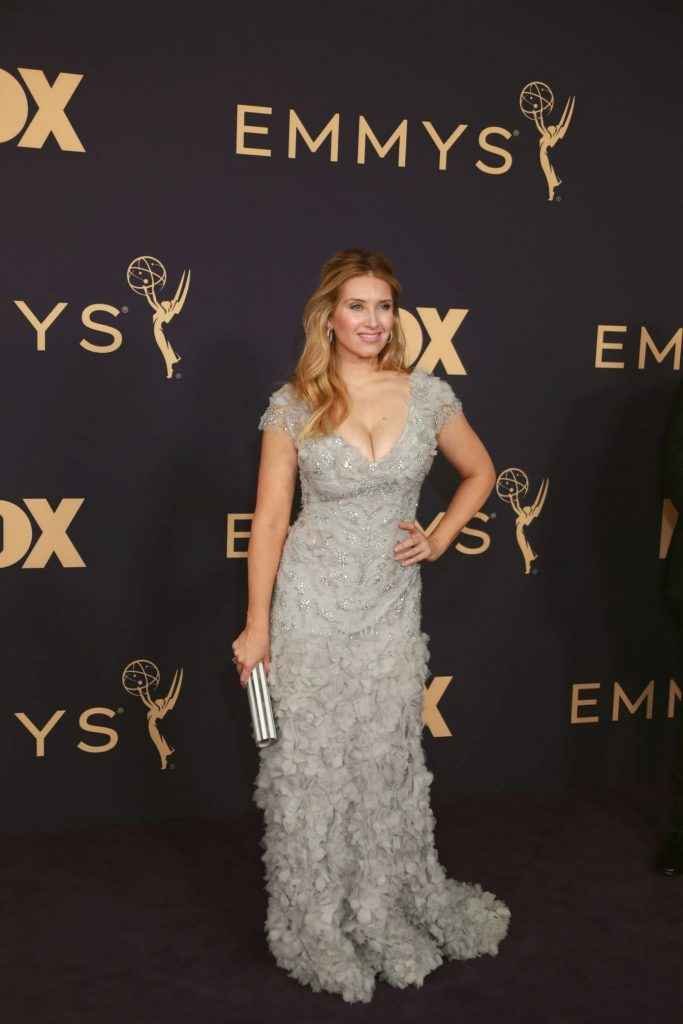 Bianca de la Garza exhibe son décolleté aux Emmy Awards