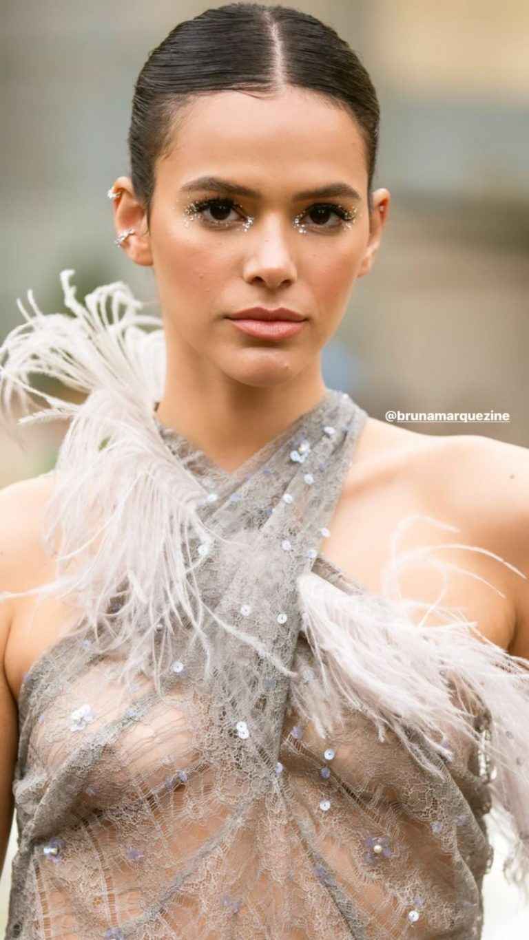 On voit les seins de Bruna Marquezine à Paris