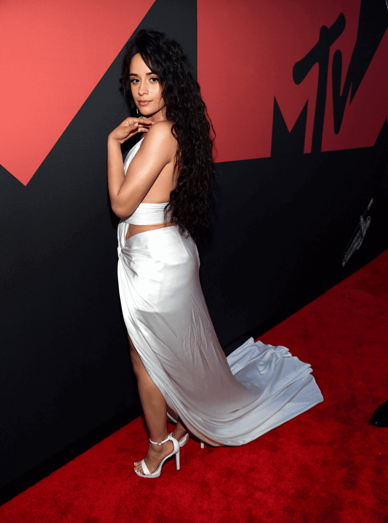Oups, Camila Cabello ehibe un sein nu aux MTV VMA