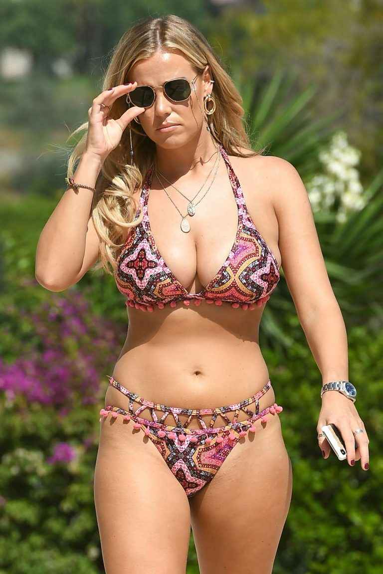 Chloe Meadows en bikini à Marbella