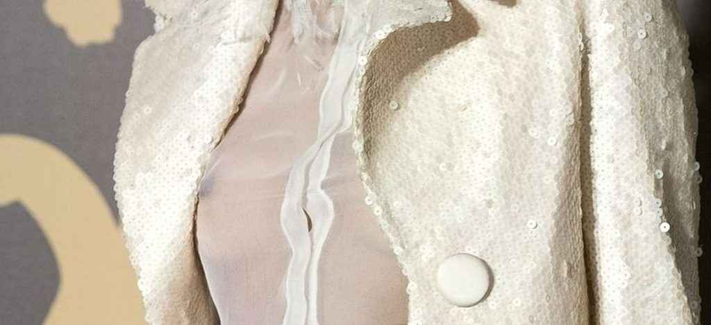 Cindy Bruna seins nus sous son chemisier transparent