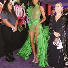 Cindy Bruna exhibe ses seins aux 5eme Diamond Ball à New-York