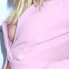 Oups ! Delilah Belle Hamlin exhibe un sein nu aux Fashion Media Awards