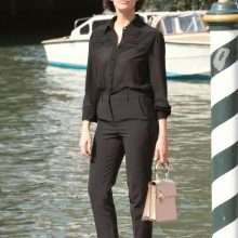 On voit les seins d'Elena Cucci à Venise
