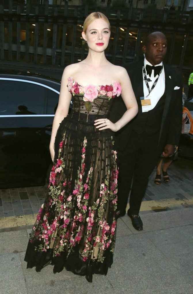 Elle Fanning sexy aux GQ Men of the Year Awards