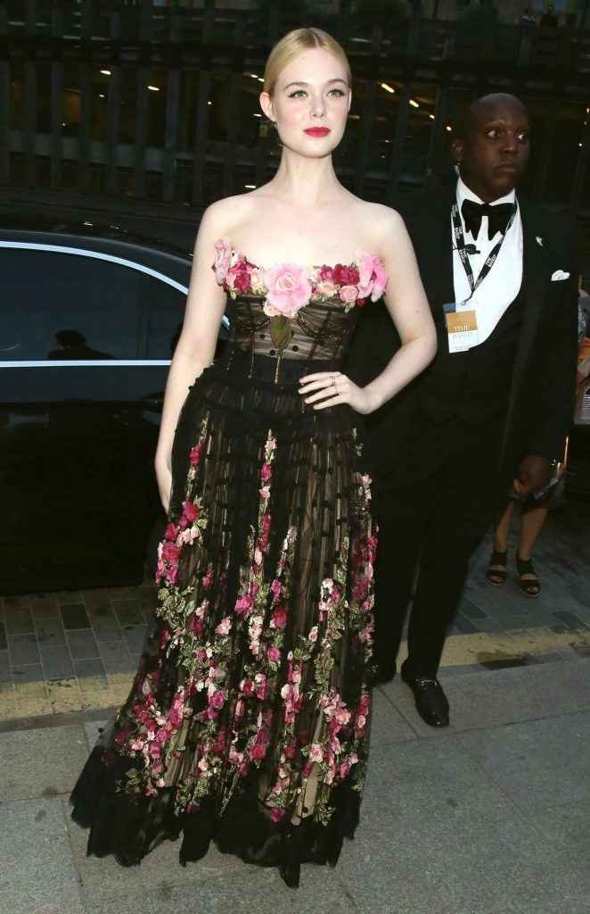 Elle Fanning sexy aux GQ Men of the Year Awards