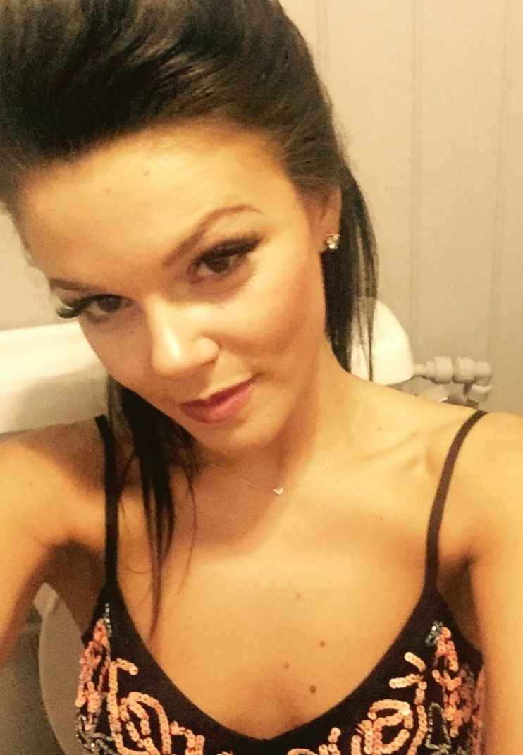 Faye Brookes nue pratique une fellation, les photos intimes