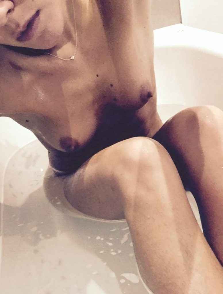 Faye Brookes nue pratique une fellation, les photos intimes