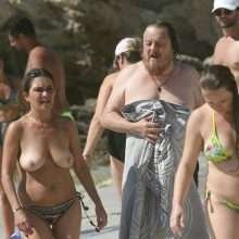 Francesca Mozer seins nus à la plage