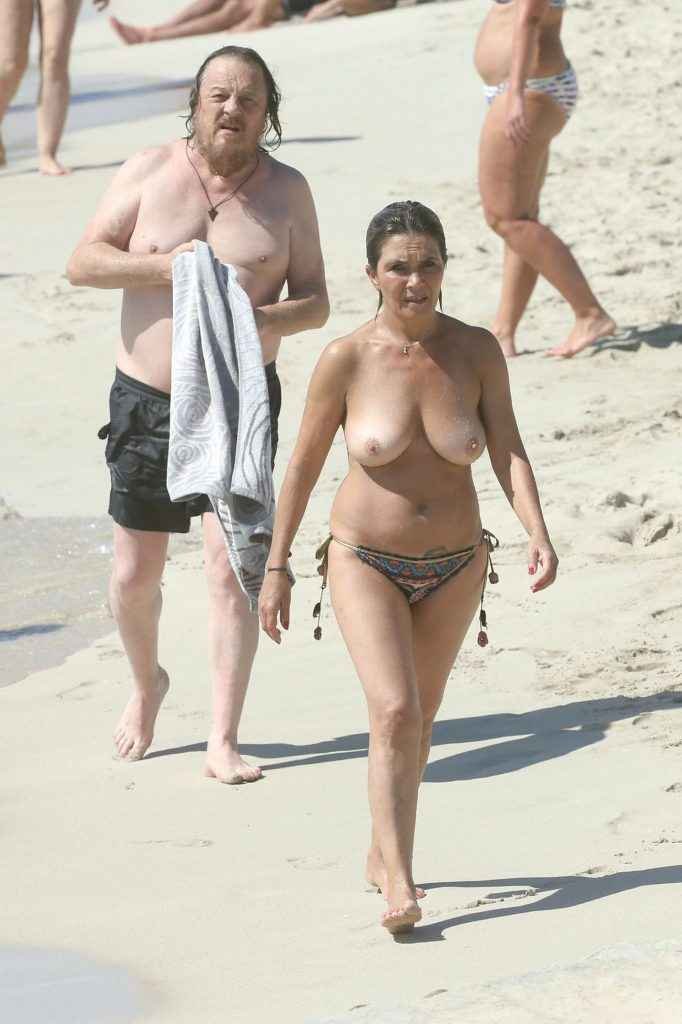 Francesca Mozer seins nus à la plage