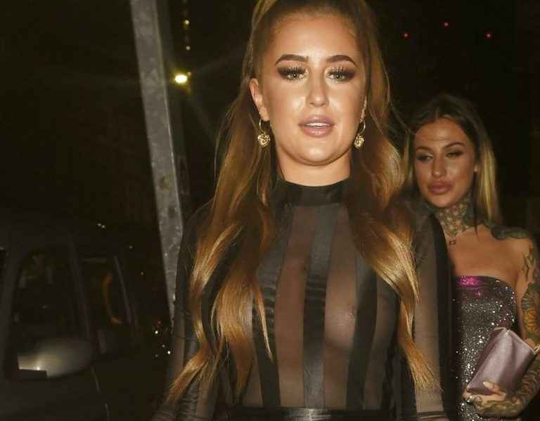 Georgia Steel exhibe ses gros seins à Manchester