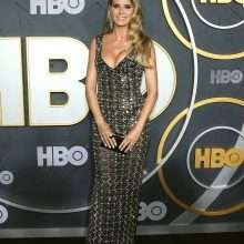 Heidi Klum exhibe un décolleté massif chez HBO