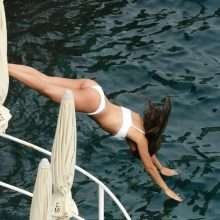 Isabel Pakzad en bikini sur l'Amalfi Coast
