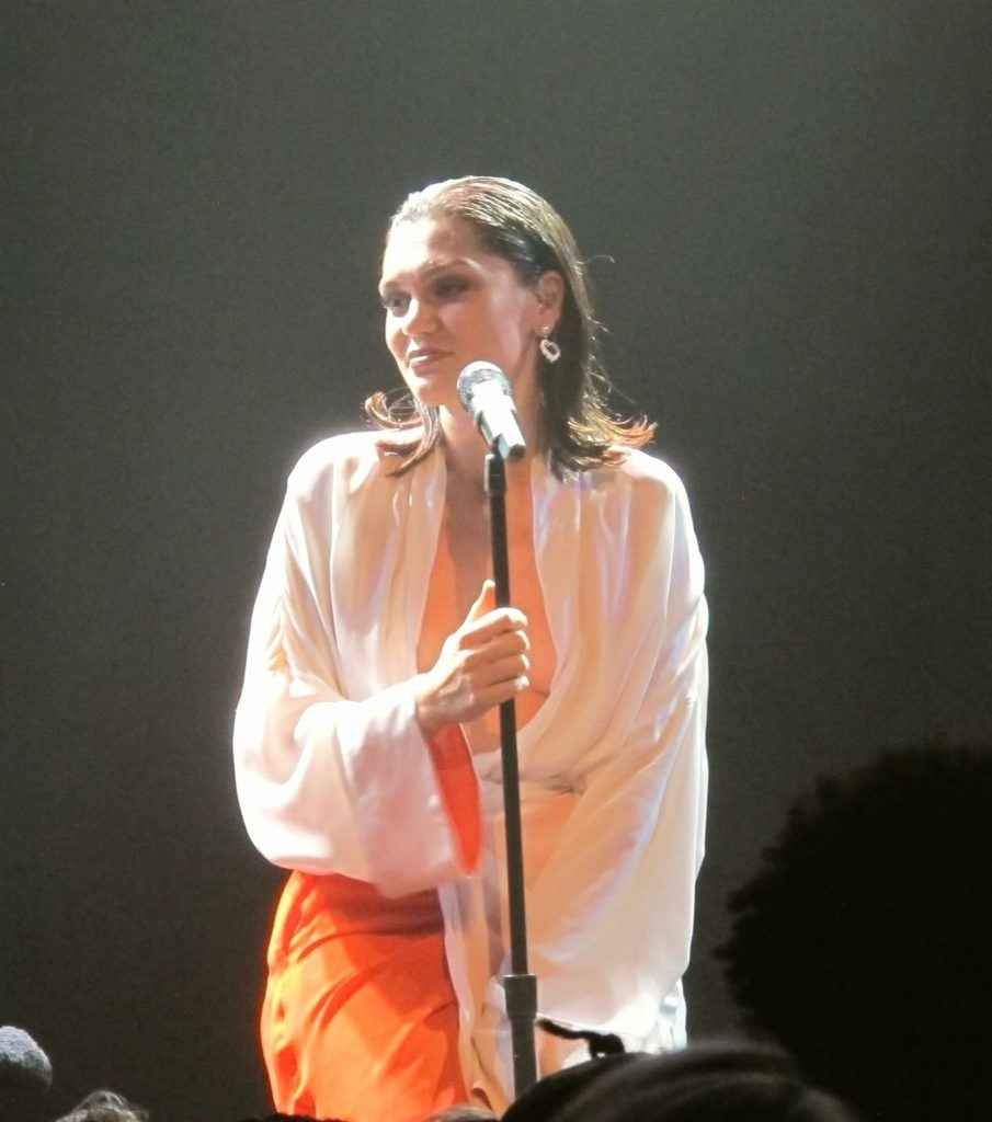 Jessie J sans soutien-gorge en concert à Los Angeles