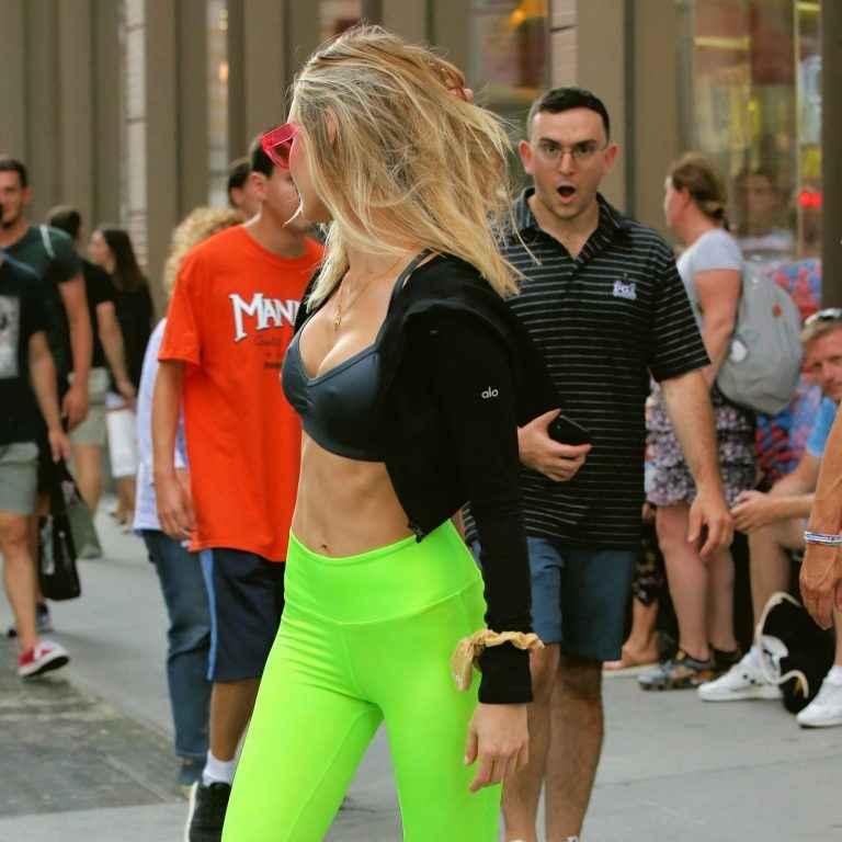 Joy Corrigan super sexy à New-York