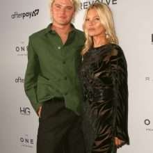 Kate Moss exhibe ses seins aux Fashion Media Awards