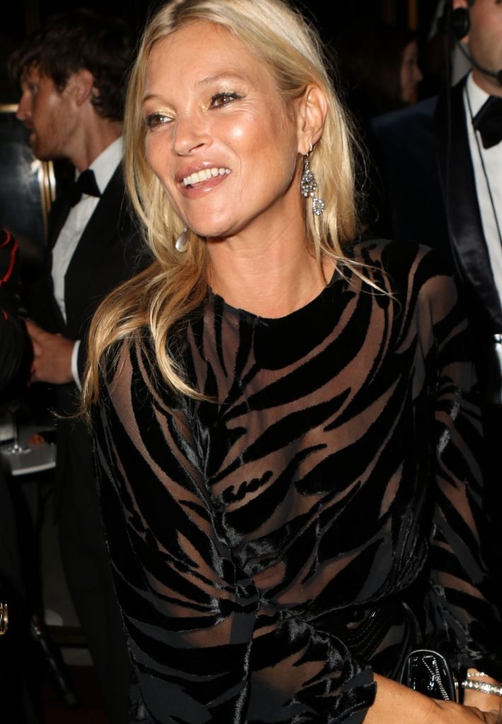 Kate Moss exhibe ses seins aux Fashion Media Awards