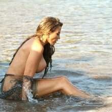 Katie Price nue à la plage