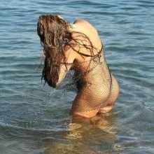 Katie Price nue à la plage