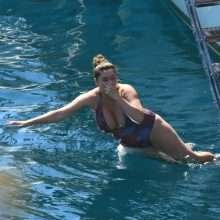 Kelly Brook exhibe ses gros seins en maillot de bain
