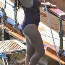 Kelly Brook exhibe ses gros seins en maillot de bain