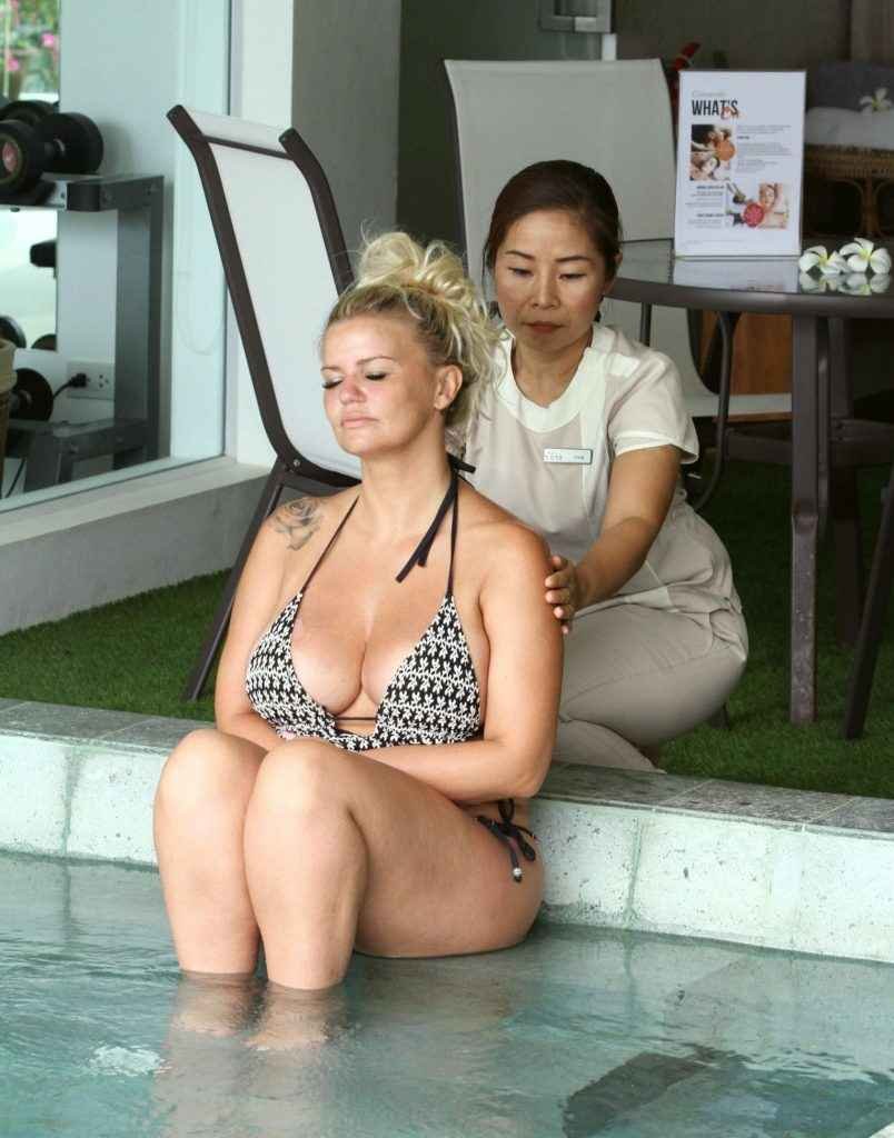 Kerry Katona en mailot de bain en Thaïlande