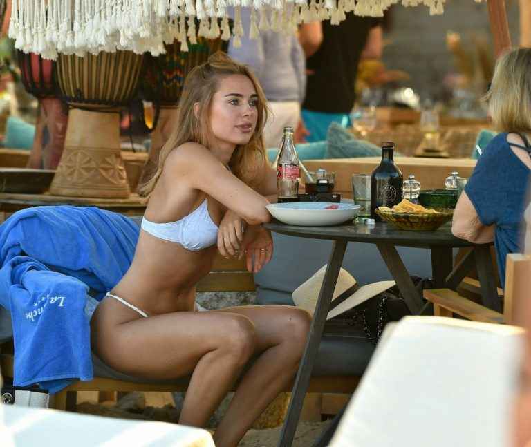 Kimberley Garner en bikini à Saint-Tropez