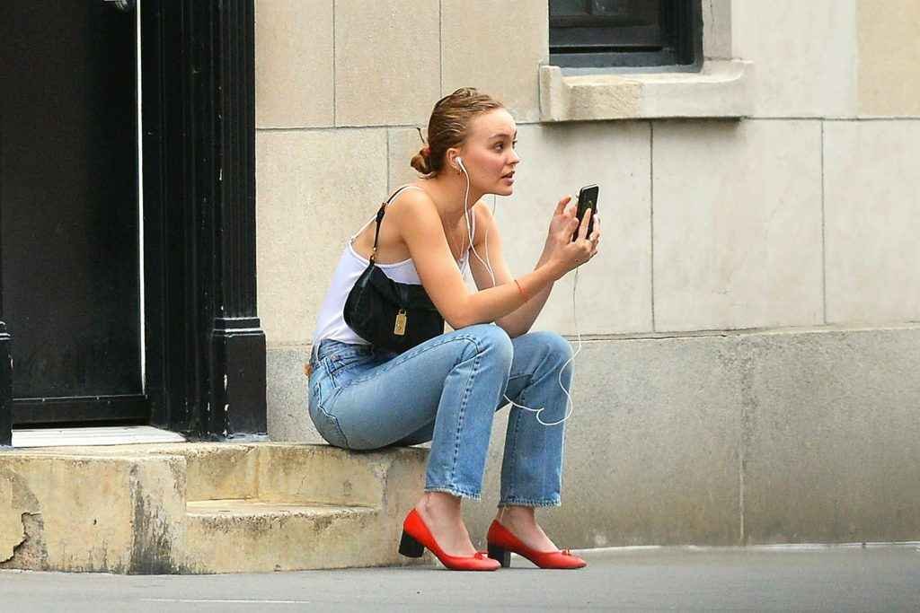 Lily-Rose Depp sexy sans soutien-gorge à New-York