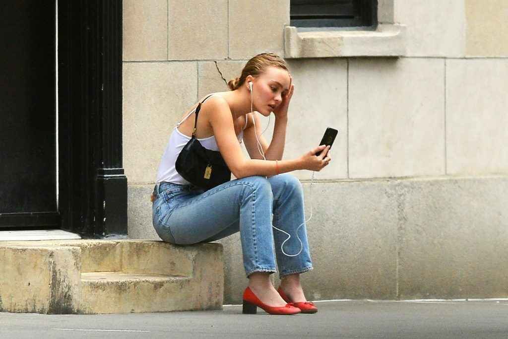 Lily-Rose Depp sexy sans soutien-gorge à New-York