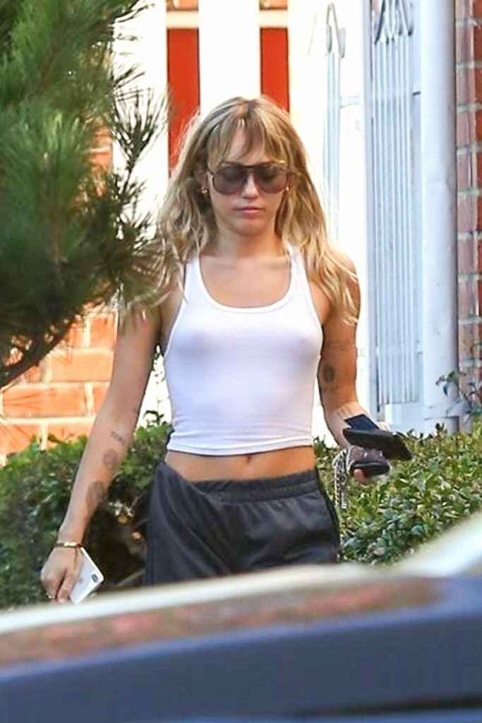 Miley Cyrus se balade sans soutien-gorge à Los Angeles