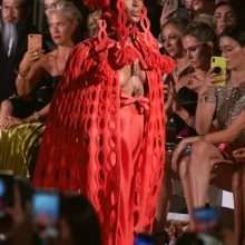 Naomi Campbell défile seins nus à Londres