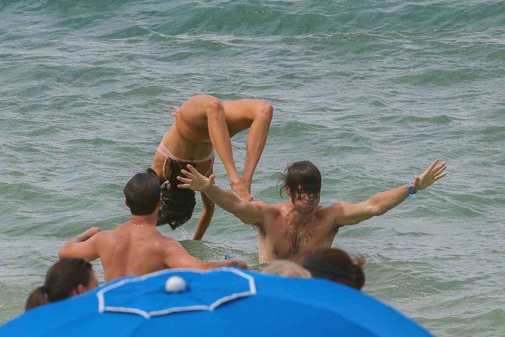 Nina Dobrev en bikini à Maui