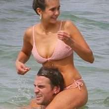 Nina Dobrev en bikini à Maui
