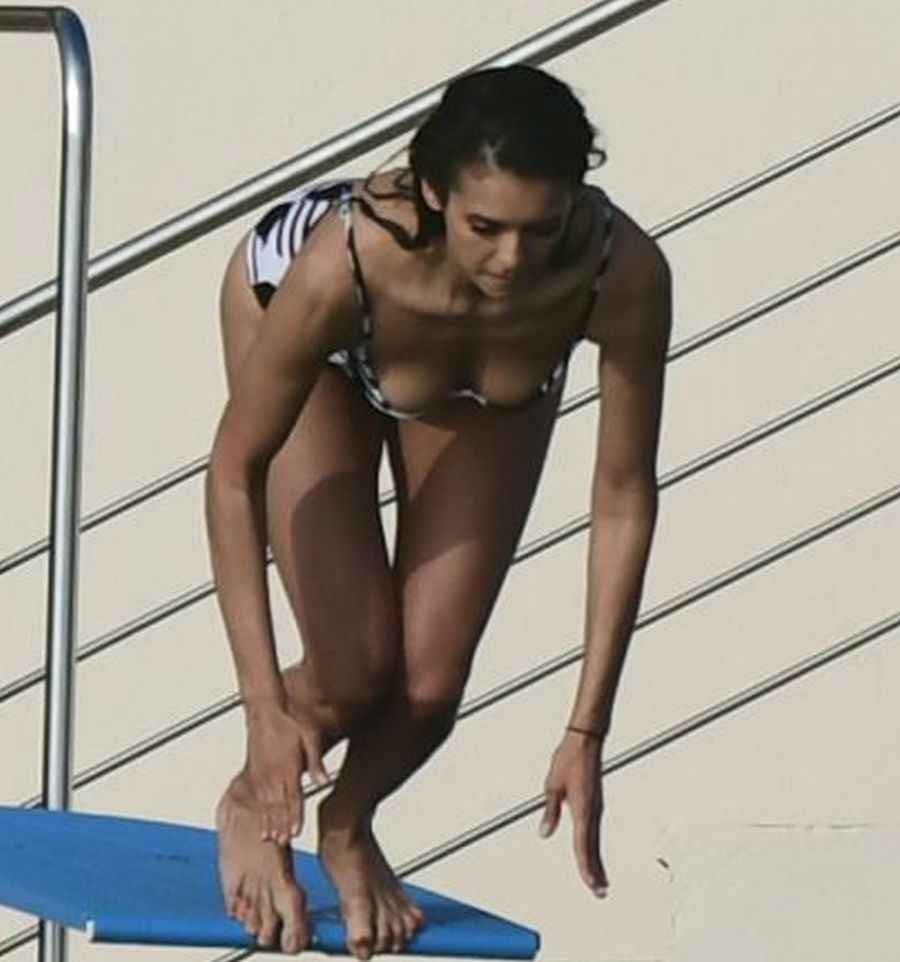 Nina Dobrev en maillot de bain à Antibes