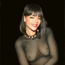 Rihanna seins nus à la fashion week