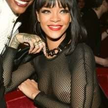 Rihanna seins nus à la fashion week
